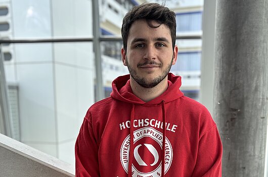 AStA-Vorsitzender Simon Rehman im HVF-Pulli, der für den Sonderpreis des MWK für herausragendes studentisches Engagement nominiert