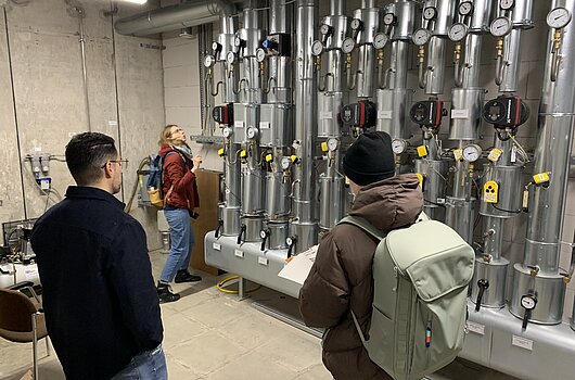 Die Verfahrenstechnikerin Kristine Rinderle begutachtet mit dem technischen Leiter der PH, Herrn Daniel Mota, die Heizungsanlage des Campus.
