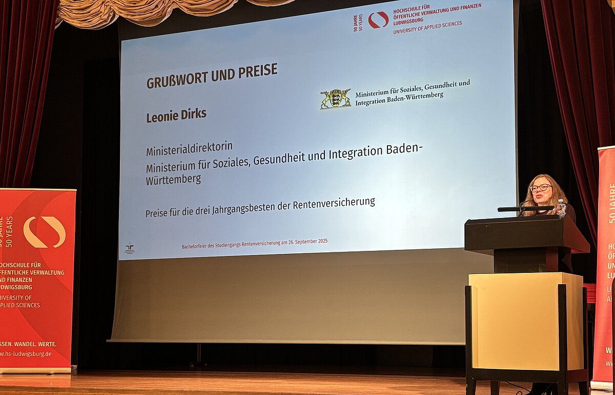 Ministerialdirektorin Leonie Dirks hält ein Grußwort und vergibt Preise.