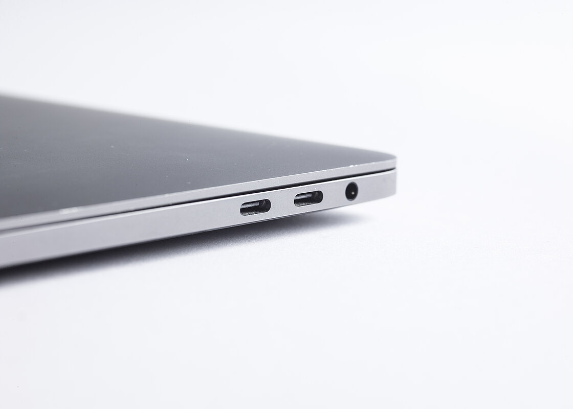 Laptop mit Anschlüssen