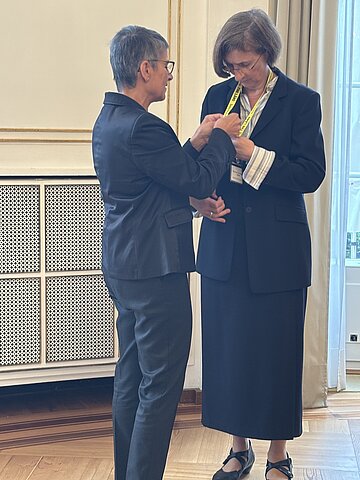 Madame Nathalie Gossement verleiht die Auszeichnung des Chevalier/Chevalière der „Ordre des Palmes Académiques“ an Prof. Dr. Angelika Dölker.