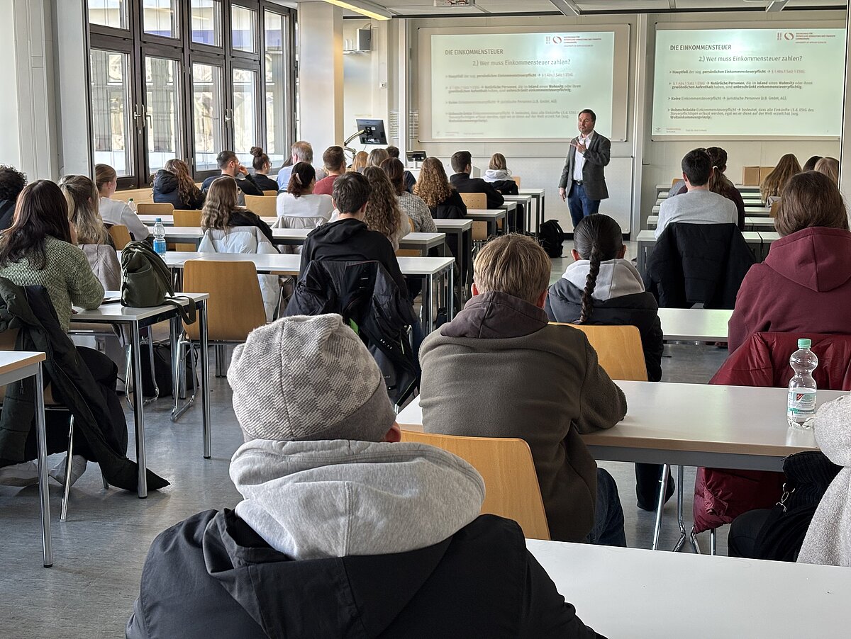Schnuppervorlesung Einkommensteuer für Studieninteressierte im Hörsaal der HVF am Studieninfotag.