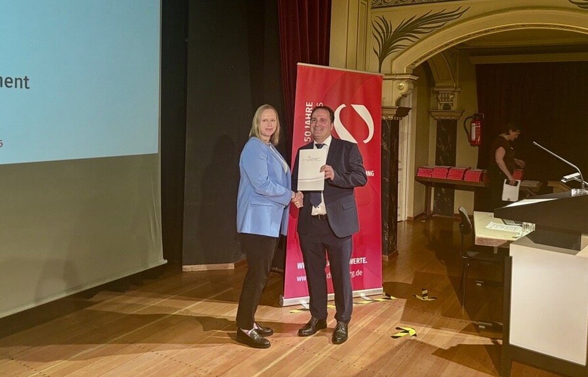 Prof. Grau überreicht die Urkunde an Johanna Wirch