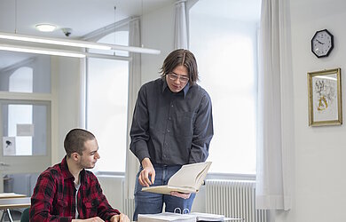Zwei Anwärter für den gehobenen Archivdienst