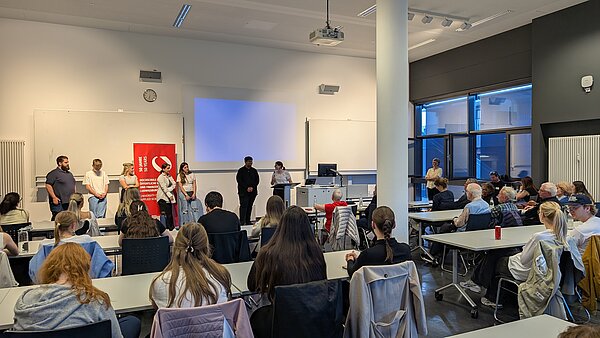 Gut alt werden in Ludwigsburg Publikum verfolgt eine Präsentation von Studierenden im Hörsaal der Hochschule Ludwigsburg.