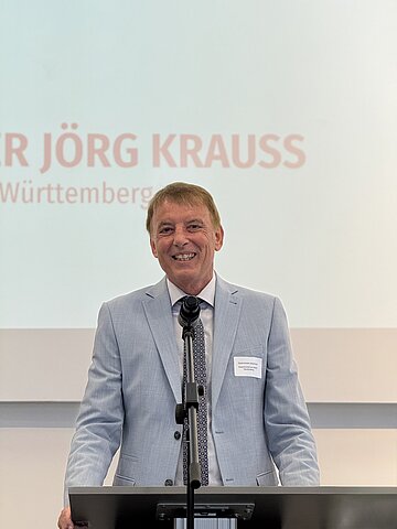 Staatsminister Jörg Krauss hält ein Grußwort auf der Fachtagung zum Bürokratieabbau.