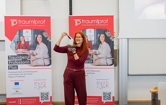 Prof. Dr. Kathrin Hänel (HVF) bei ihrem Impulsvortrag über Resilienz und Zuversicht während der „Traumberuf Professorin Plus“-Veranstaltung.