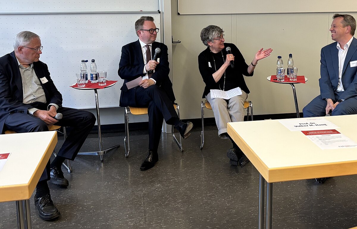 Vier Personen sitzen an einem Tisch und diskutieren bei einer Veranstaltung des Ludwigsburger Demokratie Instituts über politische Kultur.
