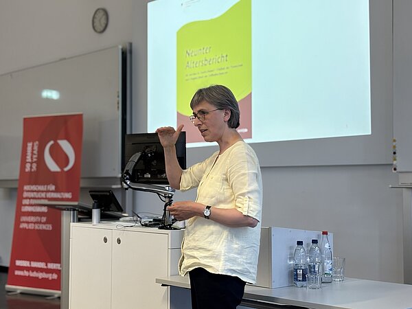 Prof. Dr. Elke Gaugel beim Vortrag Prof. Dr. Elke Gaugel präsentiert den "Neunten Altersbericht".