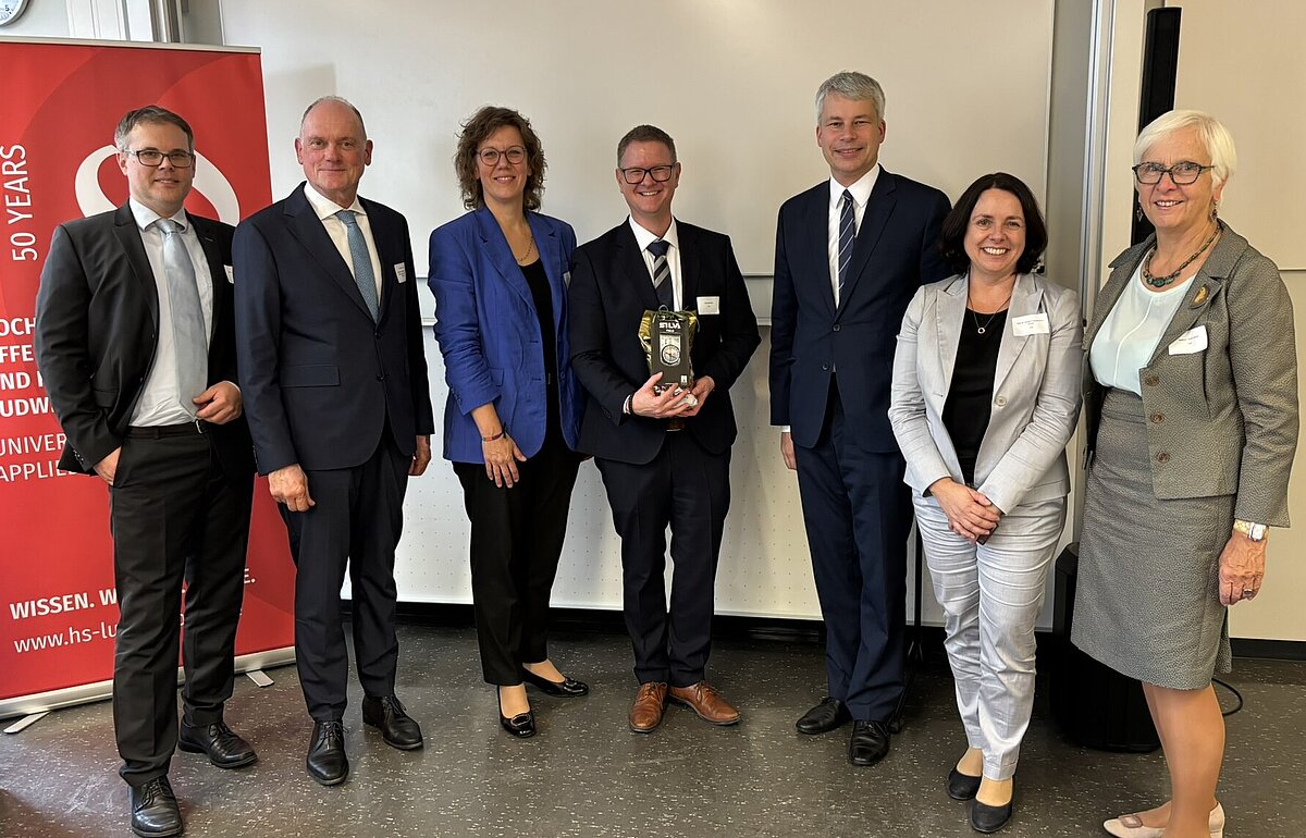 Prorektoren, Rektorin Dr. Rauskala, Kanzler Dammler, Dr. Reiter, MdB Bilger und Heute-Bluhm beim Gruppenfoto an der Amtseinführung an der HVF.