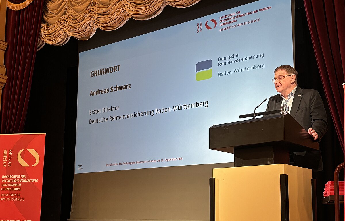 Andreas Schwarz, Erster Direktor der Deutschen Rentenversicherung Baden-Württemberg, hält ein Grußwort auf der Bachelorfeier der Rentenversicherung