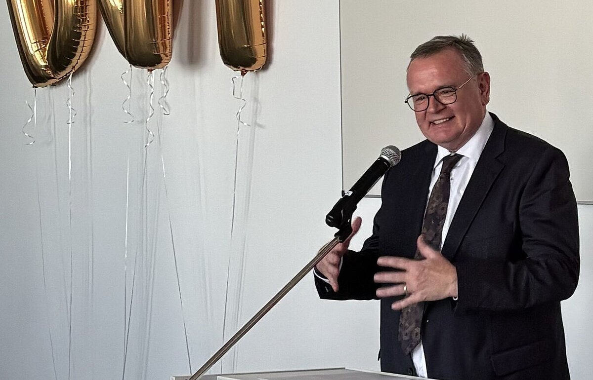 Elmar Steinbacher steht hinter einem Pult.