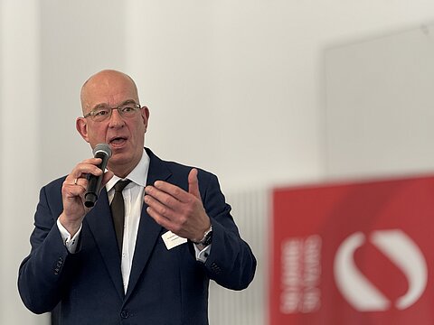Julius Mihm hält einen Vortrag über komplexe Verwaltungsverfahren und Bürokratie.