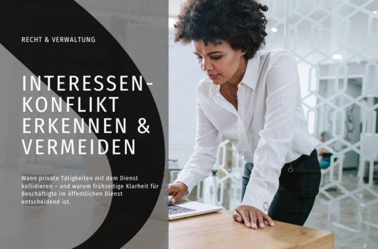 Eine PoC-Frau in Business-Dress die auf einen Laptop schaut.