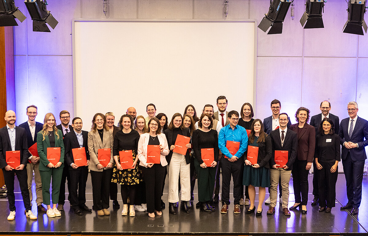 Gruppenfoto aller Absolvent/innen und den Ehrengästen