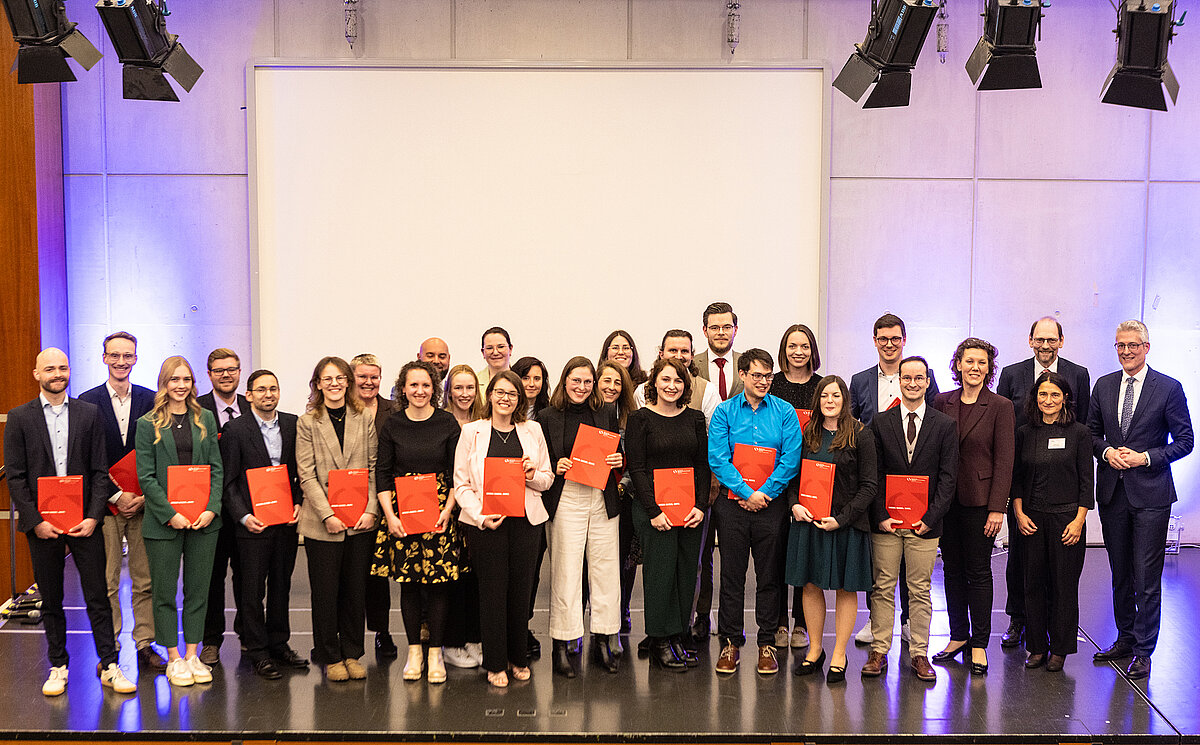 Gruppenfoto aller Absolvent/innen und den Ehrengästen