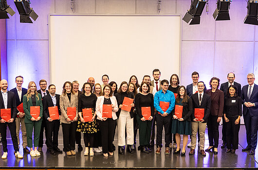 Gruppenfoto aller Absolvent/innen und den Ehrengästen