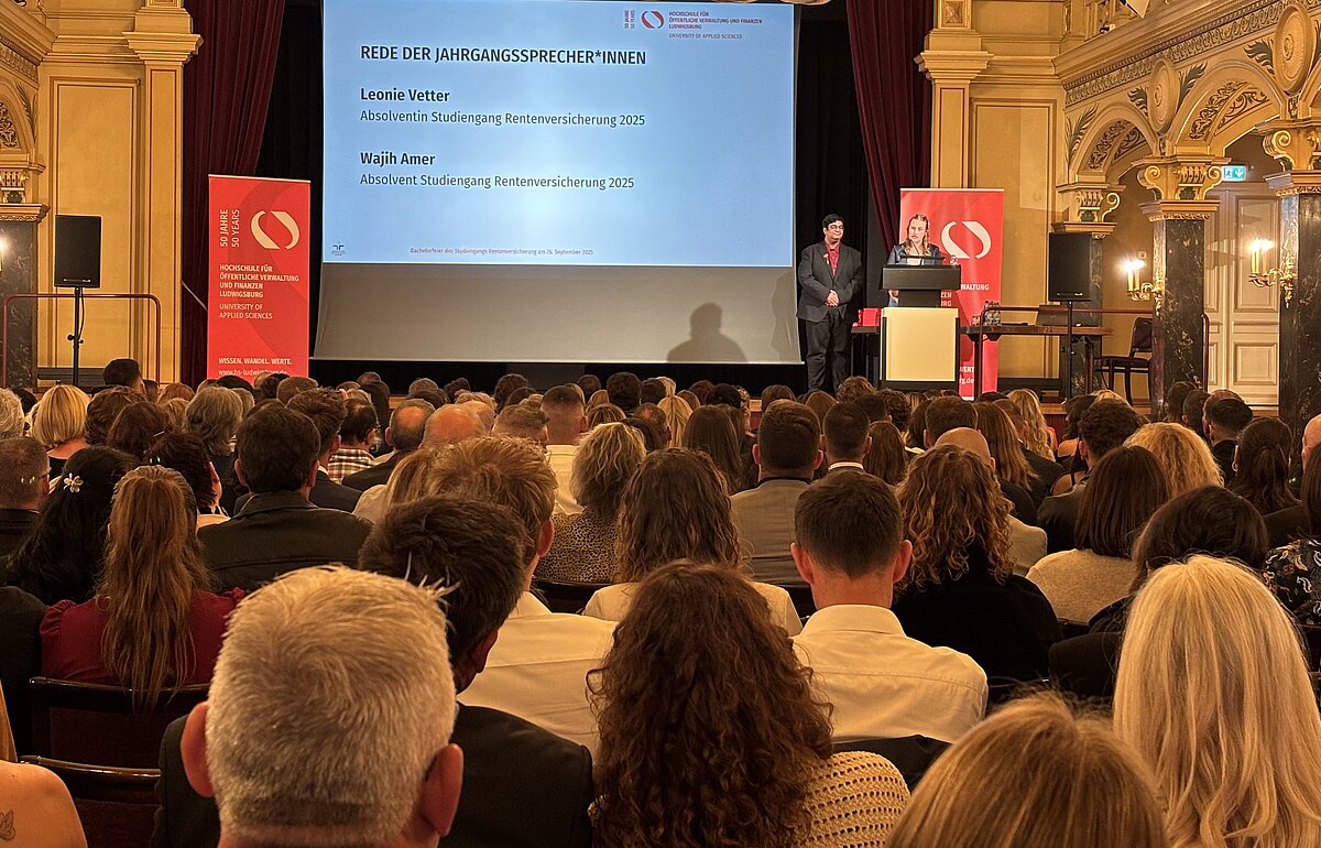 Die Jahrgangssprecher:innen Leonie Vetter und Wajih Amer halten ihre Rede.