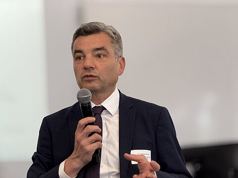 Wolfgang Peschorn hält einen Vortrag über Bürokratie und Rechtsstaatlichkeit.