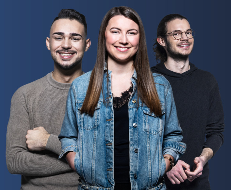 Steuerverwaltung studieren Drei Studierende der Steuerverwaltung lächeln in die Kamera