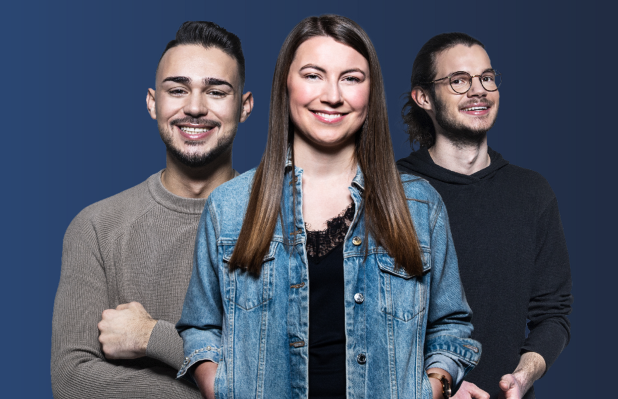 Drei Studierende der Steuerverwaltung lächeln in die Kamera