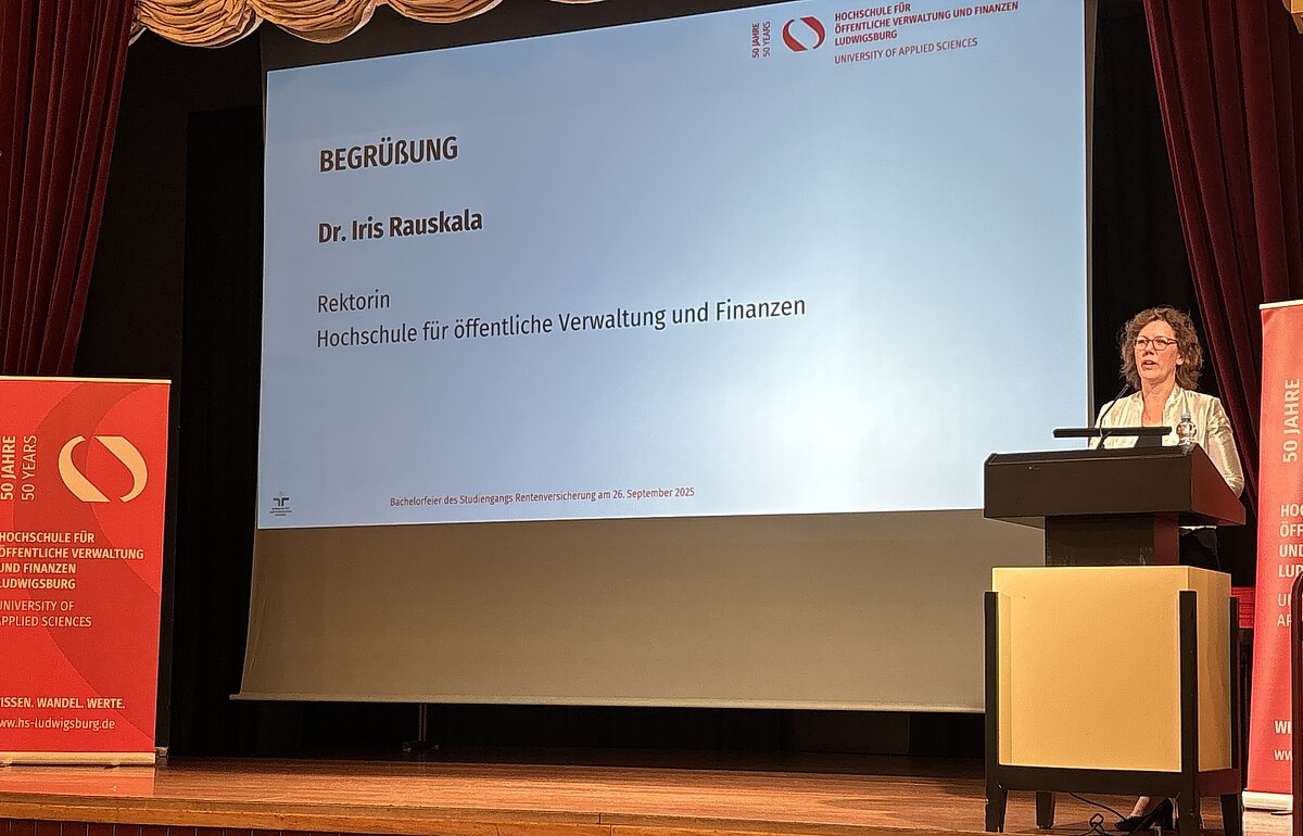 Dr. Iris Rauskala, Rektorin der Hochschule für öffentliche Verwaltung und Finanzen Ludwigsburg, hält die Begrüßungsrede der Bachelorfeier.