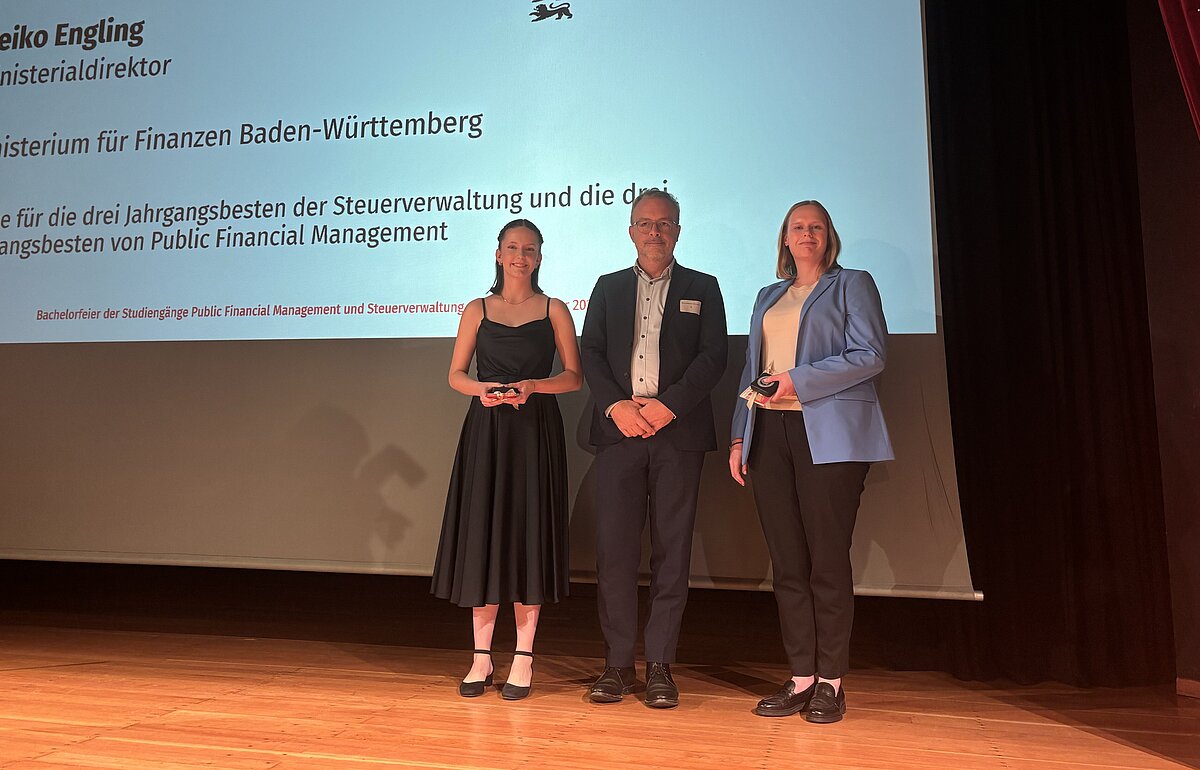 Ministerialdirektor Engling mit den Jahrgangsbesten von PFM