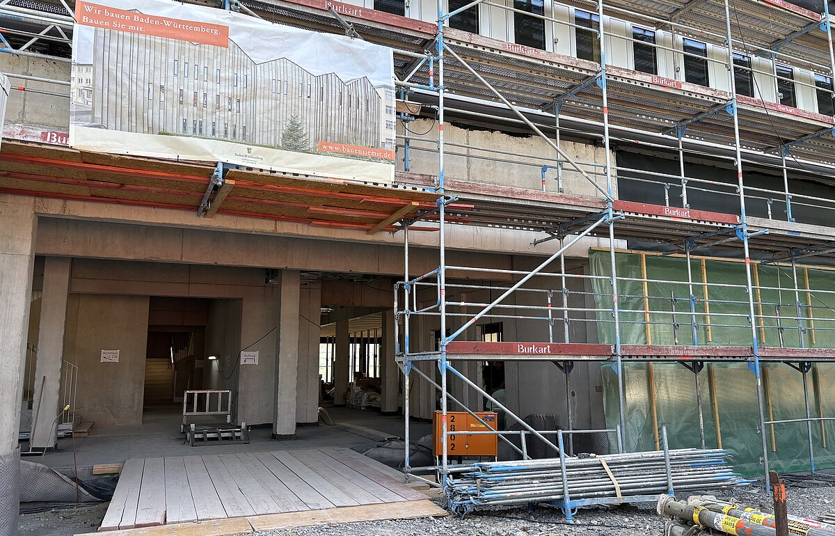 Verfügungsgebäude Eingang im Rohbau 