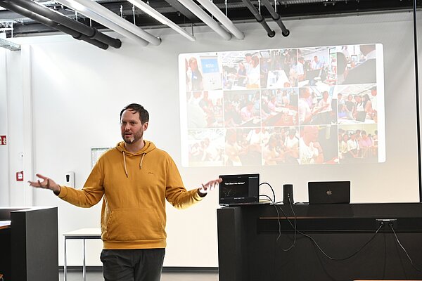 Prof. Dr. Alois Paulin bei seiner Begrüßung