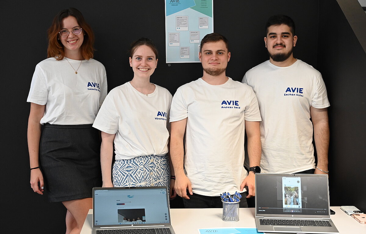 Studierende des Team Avie präsentieren ihre Web-App.