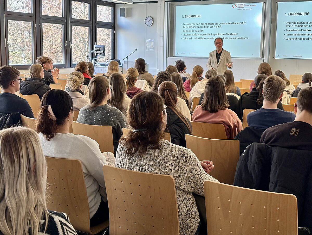 Dozent hält eine Probelektion zum Studiengang Public Management vor vollem Hörsaal am HVF Studieninfotag.