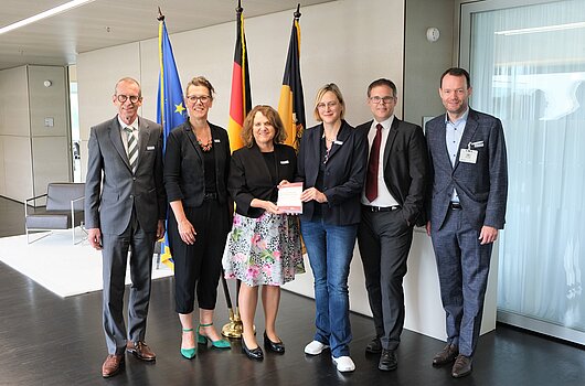 Gruppenfoto zur Abschlussveranstaltung der Forschungskooperation Tax Compliance Management im Innenministerium mit Ministerialdirektor Reiner Moser (IM), Rektorin Dr. Iris Rauskala, Ministerialrätin Claudia Gassner (IM), Prof. Dr. Tanja Leibold, Prorektor Prof. Dr. Sascha Gieseler und Prof. Dr. Stefan Holzner