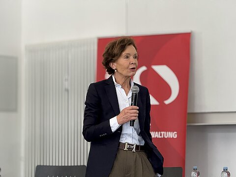 Andrea Versteyl spricht auf der Fachtagung zum Thema Bürokratieabbau.