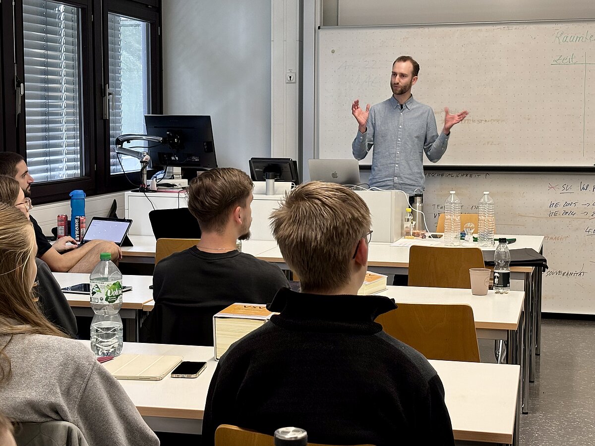 Teo Rösslein vermittelt Studierenden grundlegendes Klimawissen und erklärt wichtige klimatologische Zusammenhänge. 
