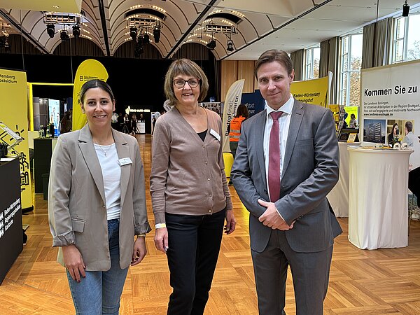 Prof. Dr. Martin Sauerland und die Organisatorinnen der Karrieremesse des Staatsanzeigers im Forum Ludwigsburg.