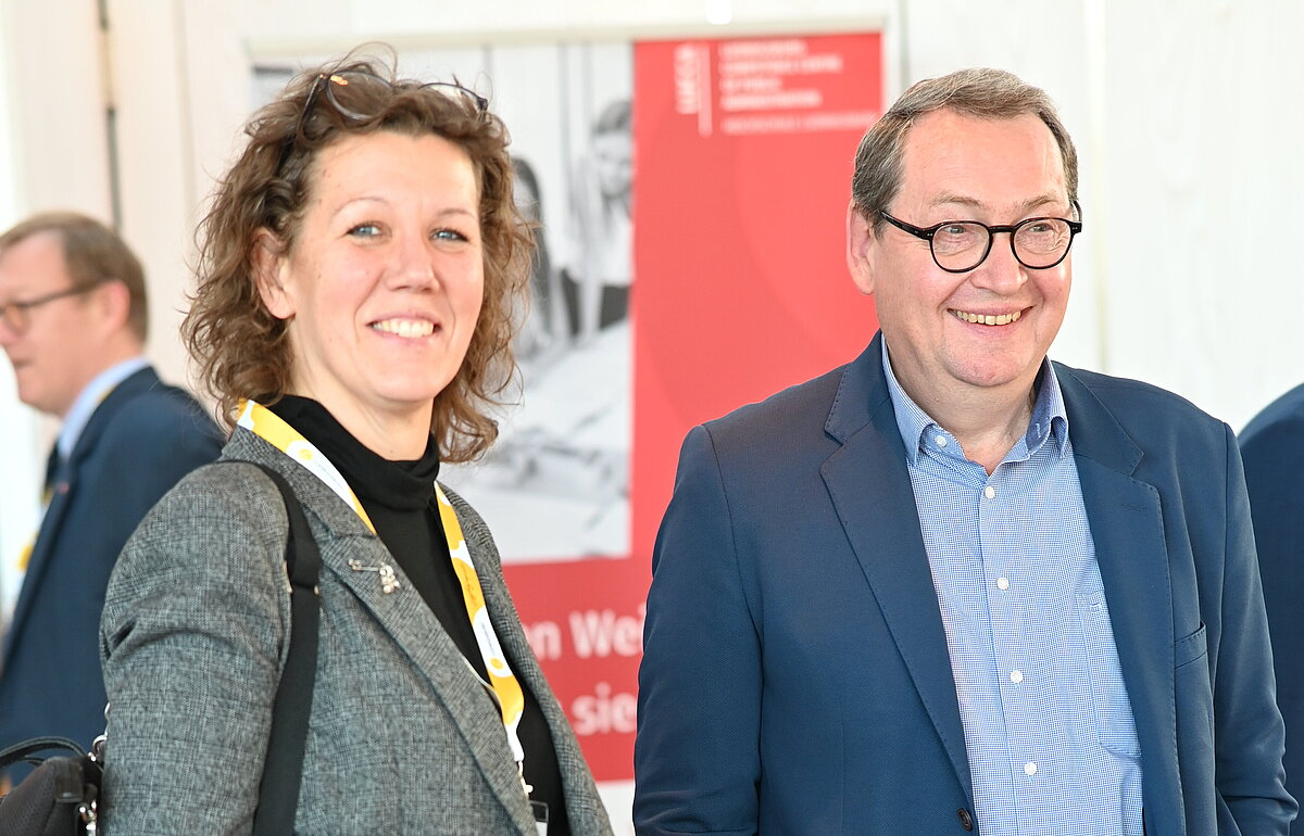 Rektorin Dr. Iris Rauskala (HVF) und Rektor Prof. Dr. Joachim Beck (HS Kehl) im Austausch bei der 4. Fachtagung Digitale Verwaltung.