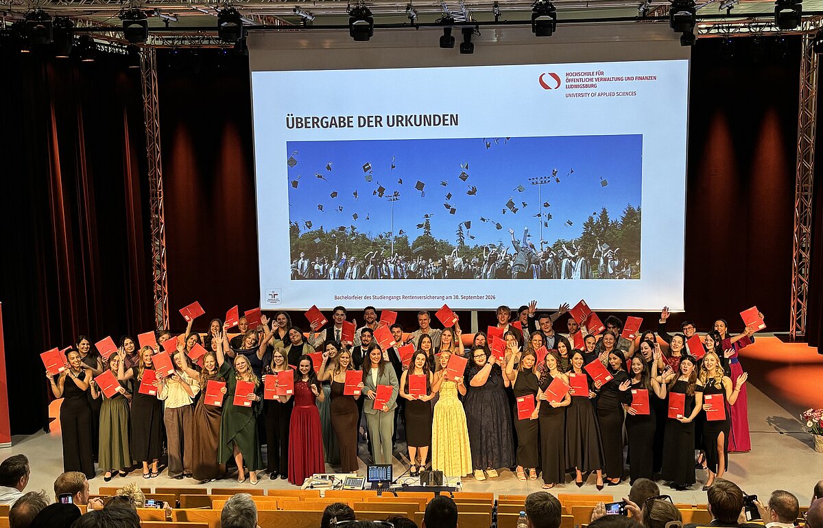 Gruppenfoto der Absolvent:innen