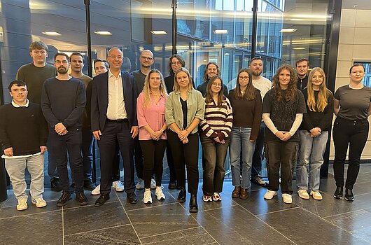 Gruppenfoto des DVM-Studiengangs mit Prof. Dr. Volkmar Mrass im Foyer der Föderalen IT-Kooperation (FITKO) in Frankfurt am Main.