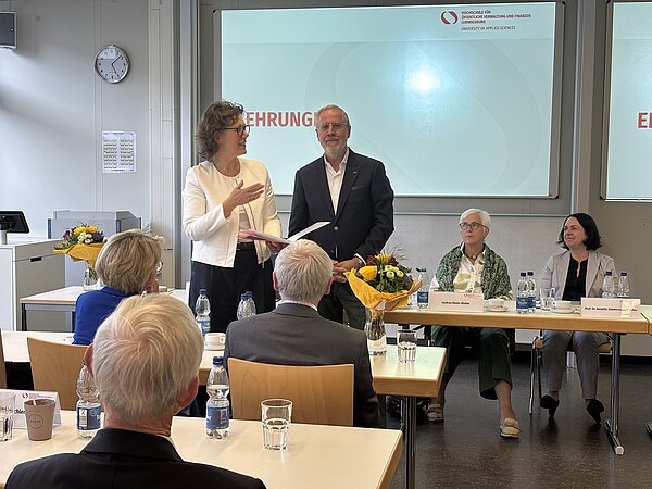 Ehrung Thomas Eigenthaler Dr. Iris Rauskala überreicht Thomas Eigenthaler eine Urkunde bei seiner Ehrung.