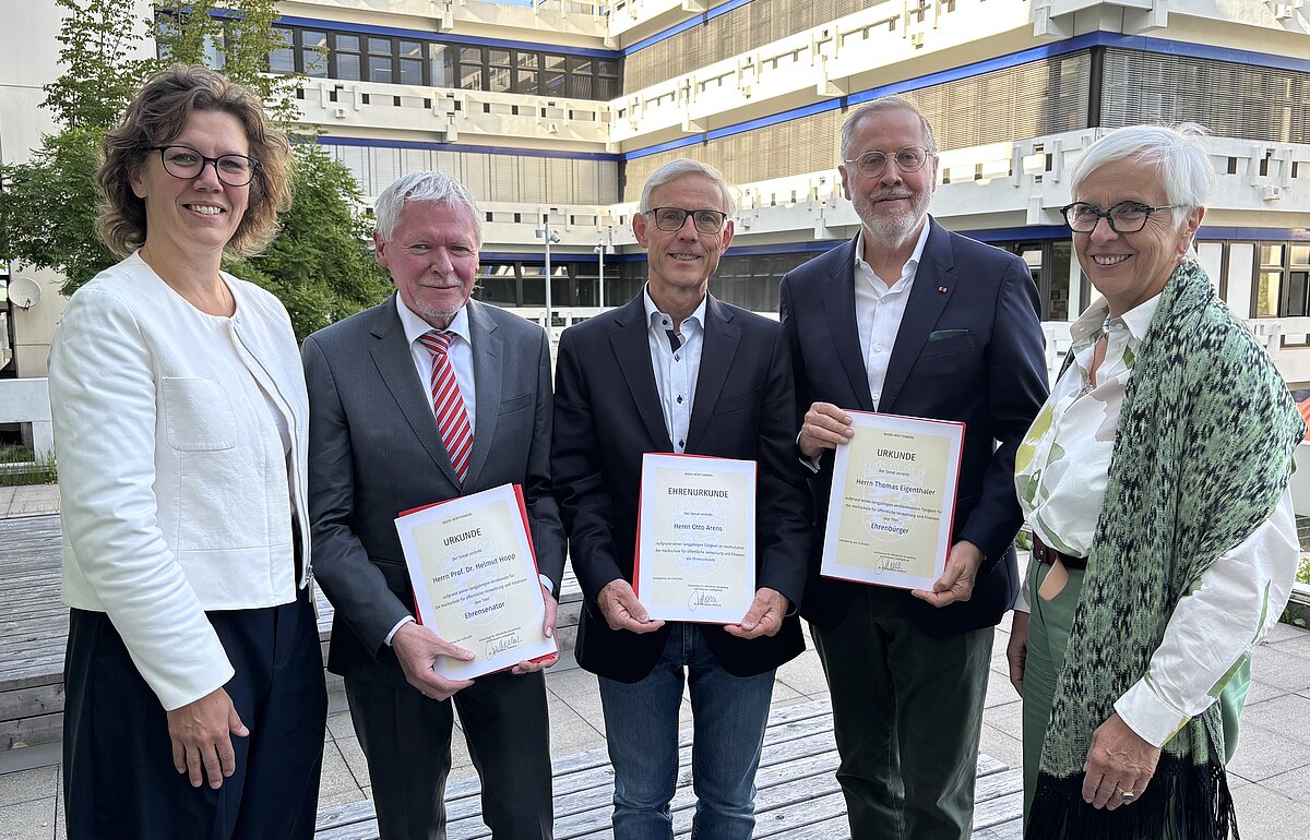 Ehrung Helmut Hopp, Otto Arens und Thomas Eigenthaler Gruppenfoto von den Geehrten Prof. Dr. Helmut Hopp, Otto Arens und Thomas Eigenthaler (v. l.) mit Rektorin Dr. Iris Rauskala und Hochschulratsvorsitzender Gudrun Heute-Bluhm (r.)