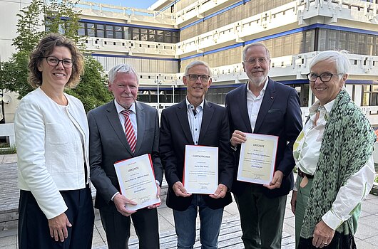Gruppenfoto von den Geehrten Prof. Dr. Helmut Hopp, Otto Arens und Thomas Eigenthaler (v. l.) mit Rektorin Dr. Iris Rauskala und Hochschulratsvorsitzender Gudrun Heute-Bluhm (r.)