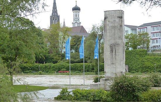 Überflutetes Flussgebiet in einer Stadt