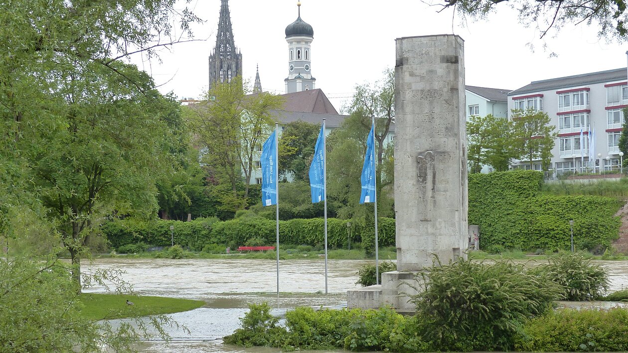 Überflutetes Flussgebiet in einer Stadt