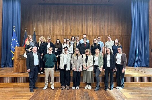Gruppenfoto der Studierenden und Professoren