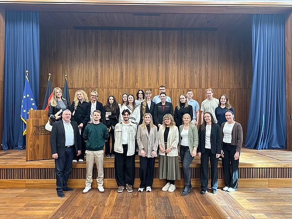 Gruppenfoto der Studierenden und Professoren
