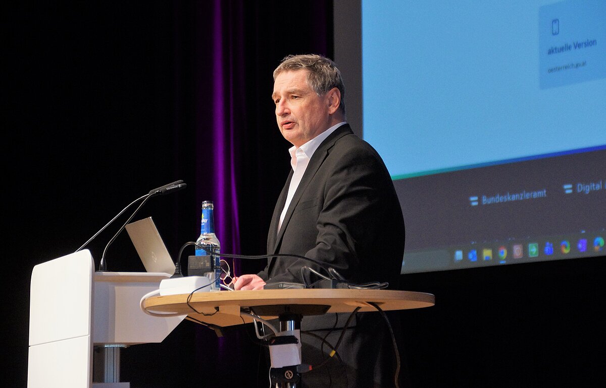 Prof. Dr. Alexander Prosser (WU Wien) hält einen Gastvortrag über digitale Verwaltung in Österreich auf der OZG-Taskforce Konferenz 2025.