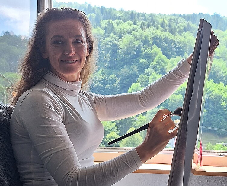 Foto der Künstlerin Julia Matveyevaokus in ihrem kreativen Umfeld