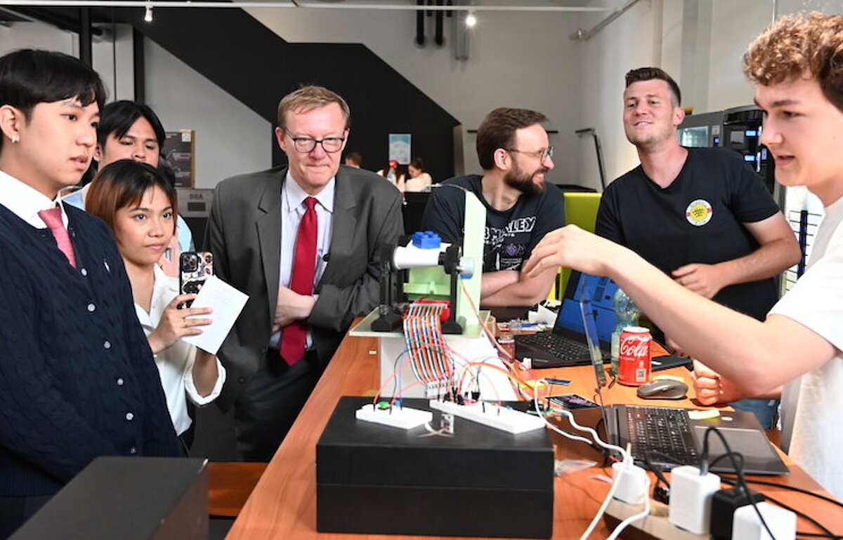 Prof. Dr. Müller-Török und die philippinische Delegation beim Anschauen eines Projekts