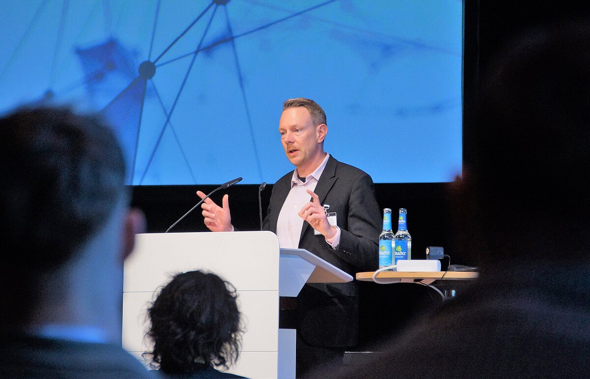 Bürgermeister Sebastian Mannl eröffnet die OZG-Taskforce Konferenz in Kooperation mit der Stadt Ludwigsburg am 6. November 2025.