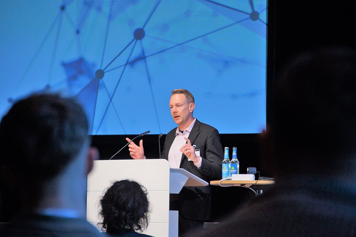 Bürgermeister Sebastian Mannl eröffnet die OZG-Taskforce Konferenz in Kooperation mit der Stadt Ludwigsburg am 6. November 2025.